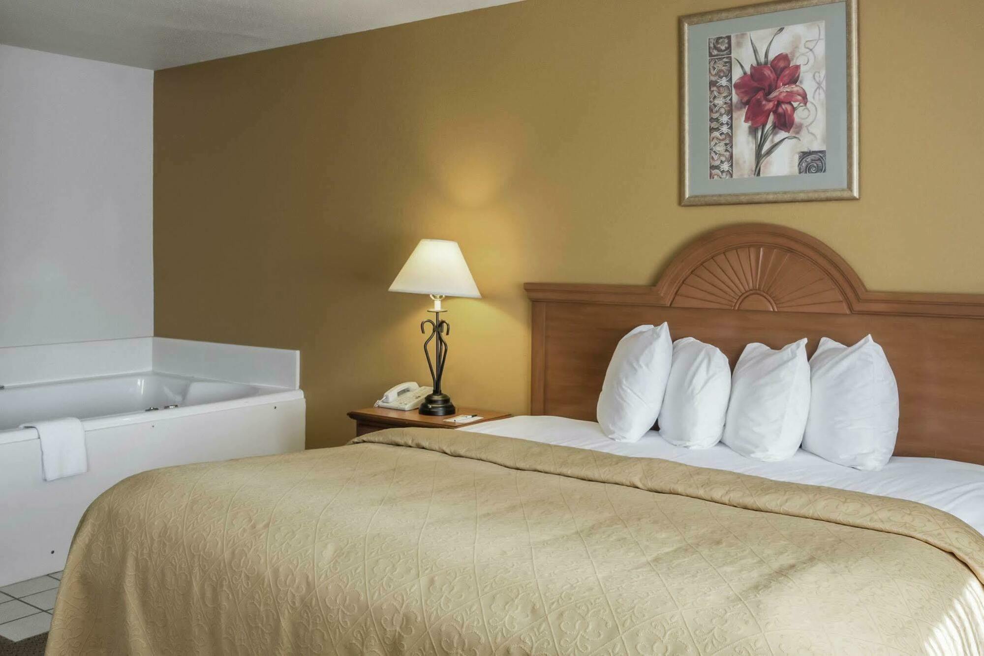 Quality Inn Huron מראה חיצוני תמונה