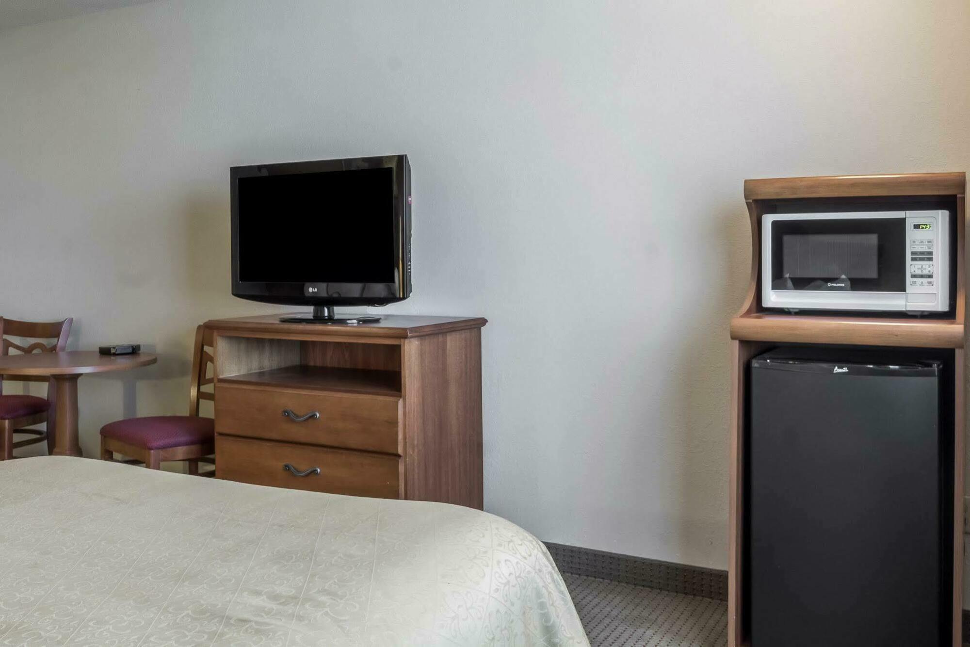 Quality Inn Huron מראה חיצוני תמונה